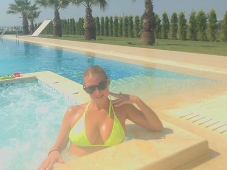 Волочкова села на шпагат на краю бассейна