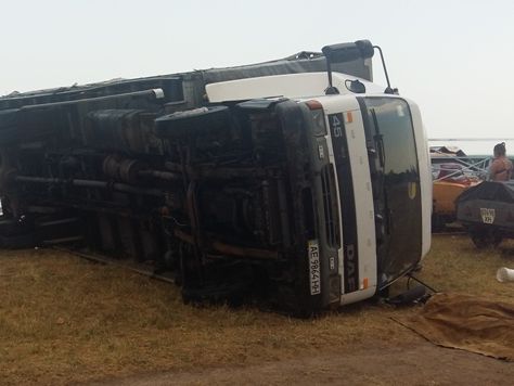 ﻿У Херсонській області порив вітру перекинув вантажівку, загинула людина – ДСНС