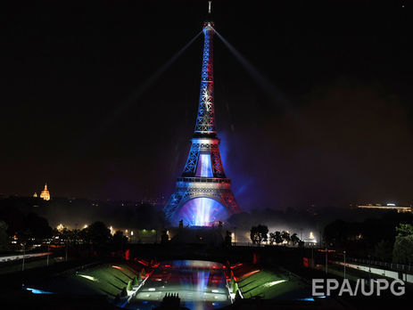﻿Озброєний чоловік у Парижі намагався пробратися на Ейфелеву вежу