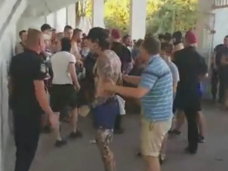 ﻿У Полтаві фанати київського "Динамо" влаштували бійку з поліцією. Відео