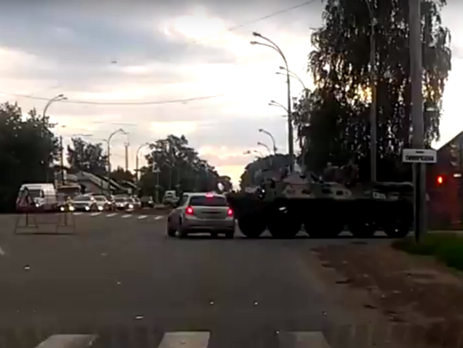 В российском Кемерово БТР переехал легковушку. Видео