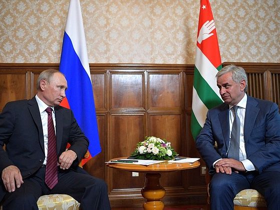 У річницю початку конфлікту між РФ і Грузією﻿ Путін приїхав в Абхазію