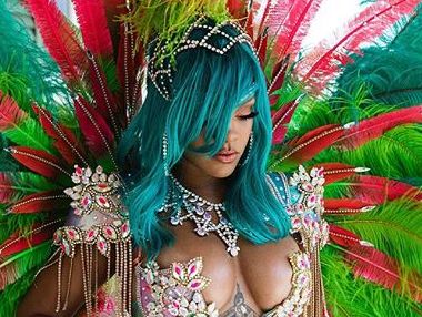 ﻿Ріанна із блакитним волоссям показала напівоголені груди