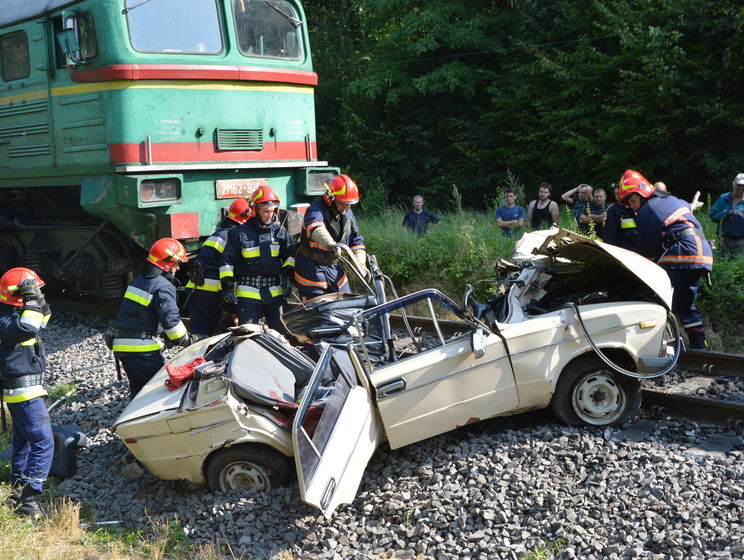 ﻿В Івано-Франківській області поїзд урізався в автомобіль, четверо загиблих