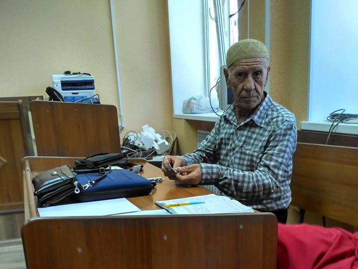 Пожилому крымскотатарскому активисту назначили штраф в 10 тыс. руб. за одиночный пикет в Симферополе