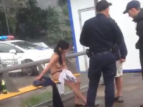 Во Львове пациент психбольницы занимался сексом со своей подругой на остановке общественного транспорта