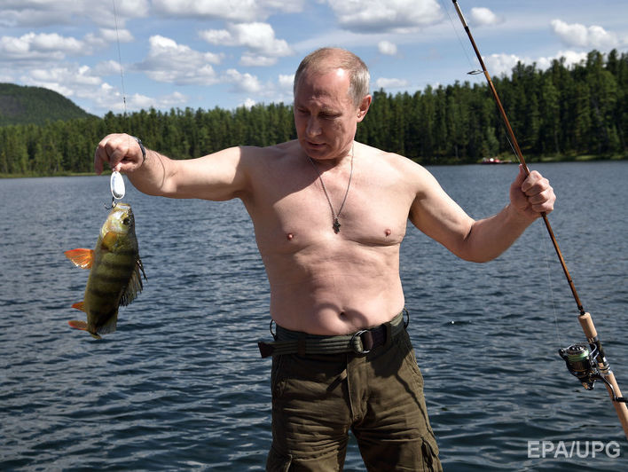 ﻿"Як її треба показувати?" – "Та ось так, під пузик". Кремль опублікував повне відео риболовлі Путіна в Туві