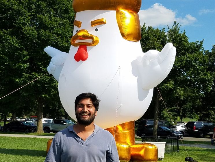 ﻿Біля Білого дому встановили гігантську курку із зачіскою Трампа