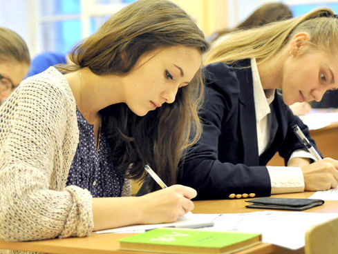 В Украинском центре оценивания качества образования сообщили, что девушки лучше сдали итоговую государственную аттестацию, чем юноши