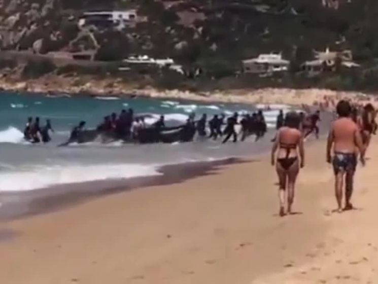 ﻿На іспанський пляж із відпочивальниками приплив човен із мігрантами. Відео