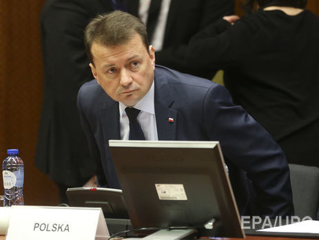 Главу МВД Польши призвали отказаться от изображения на паспортах львовского Мемориала орлят и вильнюсской Острой брамы