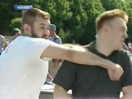 В Омске кадры избиения журналиста НТВ использовали в рекламе сети беляшечных 