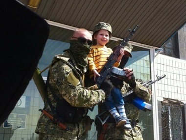 Вооруженные сепаратисты захватили горсовет и милицию в Константиновке. Фоторепортаж