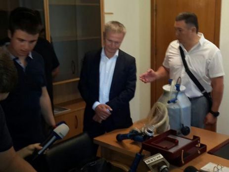 Представители профсоюзов вручили чиновникам Фонда госимущества доильный аппарат