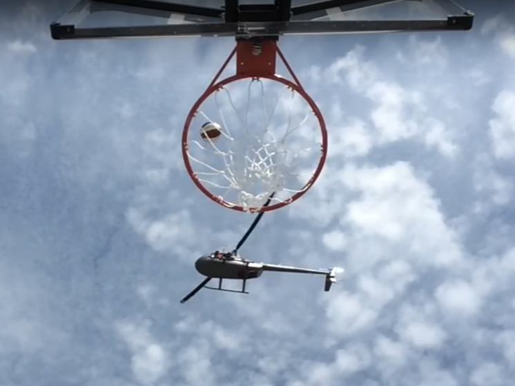 ﻿Американський баскетболіст закинув м'яч у кільце з вертольота. Відео