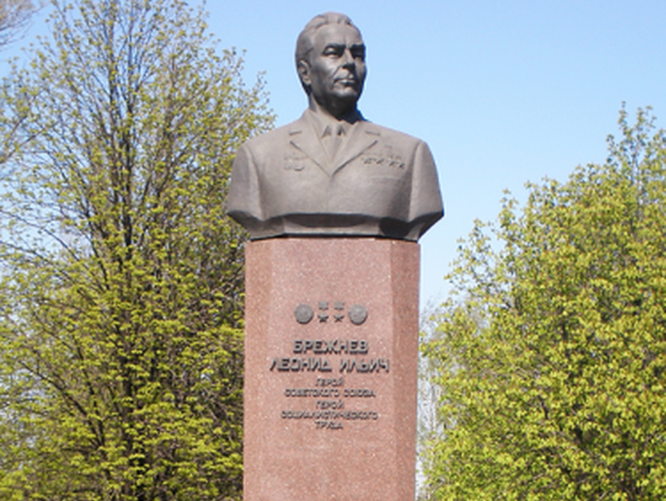 ﻿У Кам'янському Дніпропетровської області збирають підписи, щоб знести пам'ятник Брежнєву