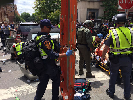 Во время беспорядков в США в толпу людей въехал автомобиль, есть погибший. Видео