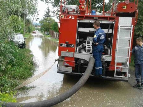 На Закарпатье в результате непогоды затоплены дороги и дворы, повалены деревья. Фоторепортаж