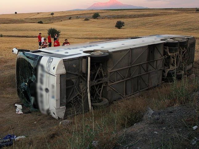 ﻿У Туреччині розбився пасажирський автобус, загинуло чотири людини