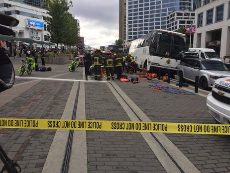 В Канаде туристический автобус въехал в толпу людей, четверо госпитализированы
