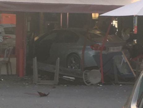 ﻿Під Парижем невідомий на автомобілі протаранив піцерію: є загибла і постраждалі