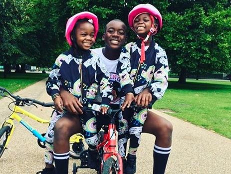 Старший приемный сын Мадонны учит танцевать удочеренных ею близнецов