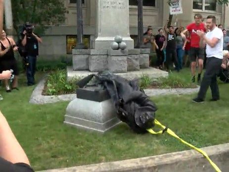 В ходе протестов в США митингующие опрокинули памятник войскам Конфедерации в Северной Каролине