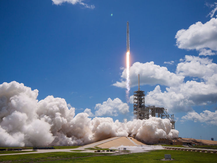 ﻿Falcon 9 вивела на орбіту космічну вантажівку Dragon. Відео