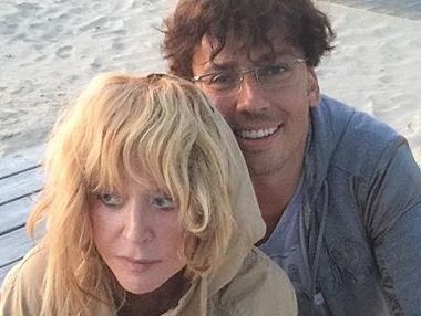 Пугачева в шортах вместе с младшей дочерью позировала перед объективом Галкина