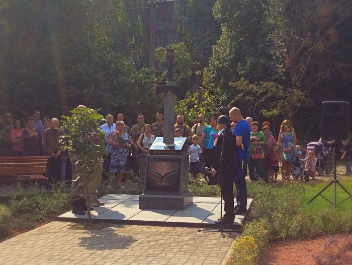 В Киеве открыли памятник бойцам АТО в виде меча, пронзающего карту России