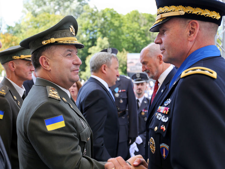 Полторак пригласил командующего сухопутными войсками США в Европе на парад в Киеве