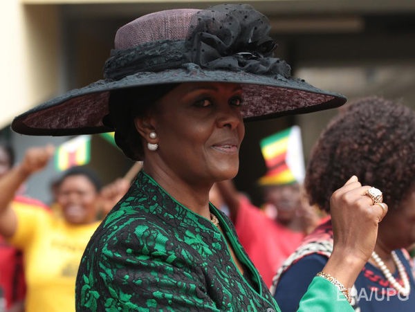 ﻿Дружину президента Зімбабве Мугабе обвинуватили в побитті дівчини в ПАР