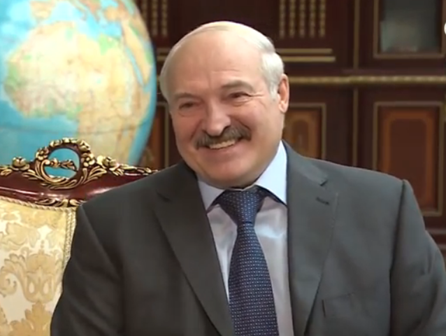﻿Лукашенко зізнався космонавту, що "дуже не любить замкнутих просторів". Відео