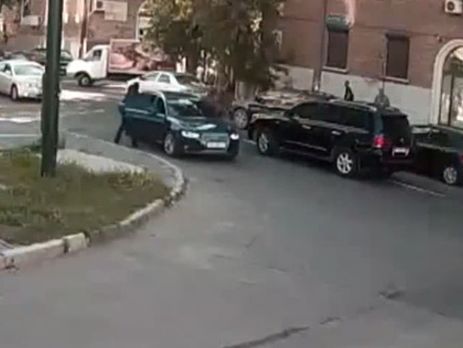 ﻿Момент збройного нападу на підприємця у Києві зняли журналісти 