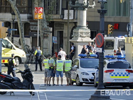 Террорист на микроавтобусе врезался в толпу на пешеходной улице Барселоны. Фоторепортаж
