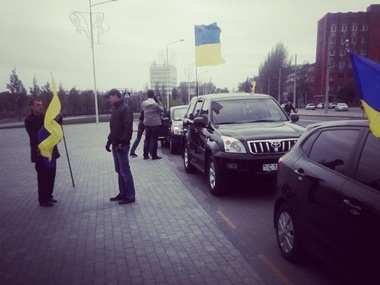 В Донецке пророссийские активисты побили машины Автомайдана