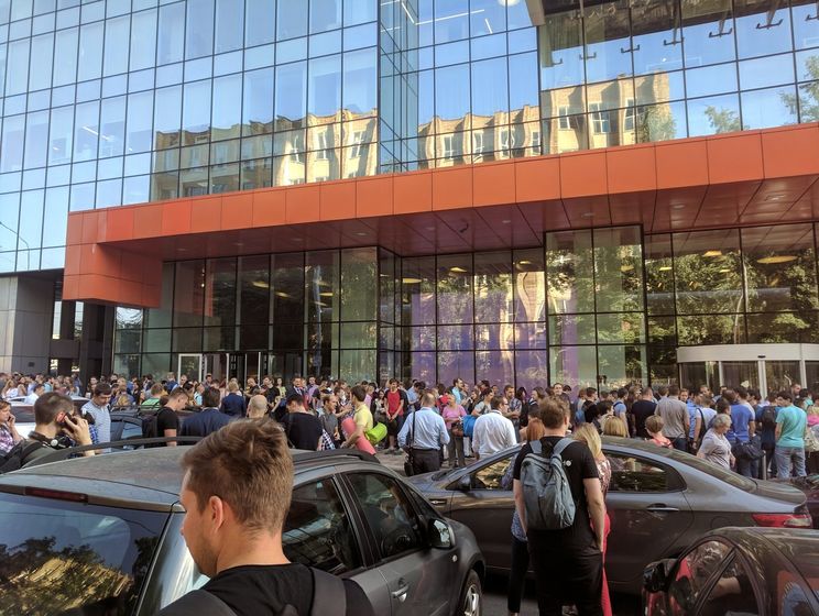 ﻿У Москві евакуйовують відвідувачів торгового центру через загрозу вибуху – ЗМІ