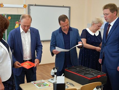 Путін і Медведєв відвідали в Севастополі нову школу "Освітній центр "Бухта Козача"