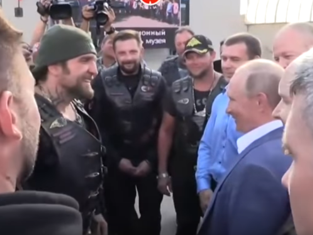 ﻿Путін зустрівся з "Нічними вовками" в Севастополі, але відмовився відвідувати їхнє байк-шоу. Відео