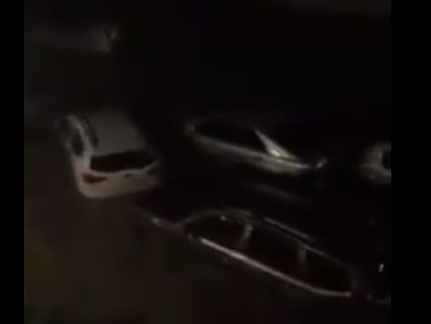 В оккупированном Крыму из-за дождей по улицам Судака поплыли машины. Видео