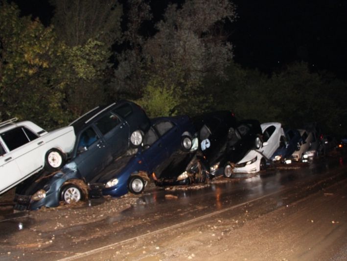 В Крыму селевой поток снес с дороги около 15 автомобилей