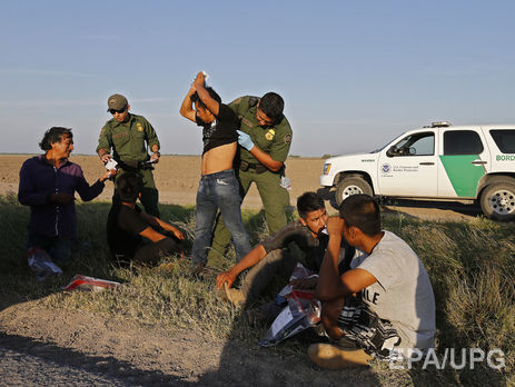 Американские пограничники обнаружили в холодильной камере грузовика 60 мигрантов