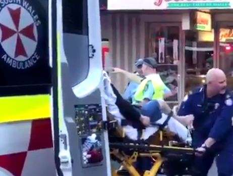 Автомобиль наехал на толпу возле торгового центра в Сиднее