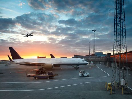 Машина въехала в терминал аэропорта в Исландии