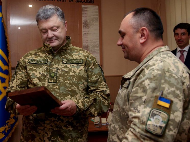 ﻿Командир полку ССО подарував Порошенку гільзи від патронів, які українські снайпери застосовували проти бойовиків