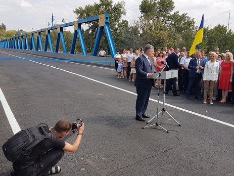 Порошенко: Разъединяют людей окопы, объединяют – мосты