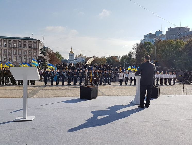 ﻿Порошенко: Російських окупантів від українського прапора корчить, як чортів від ладану