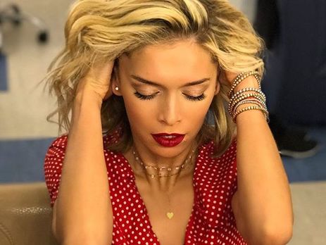 Брежнева опубликовала мини-фотосессию в красном платье