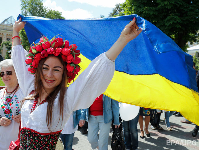 Севастопольцы отметили День флага Украины флешмобом