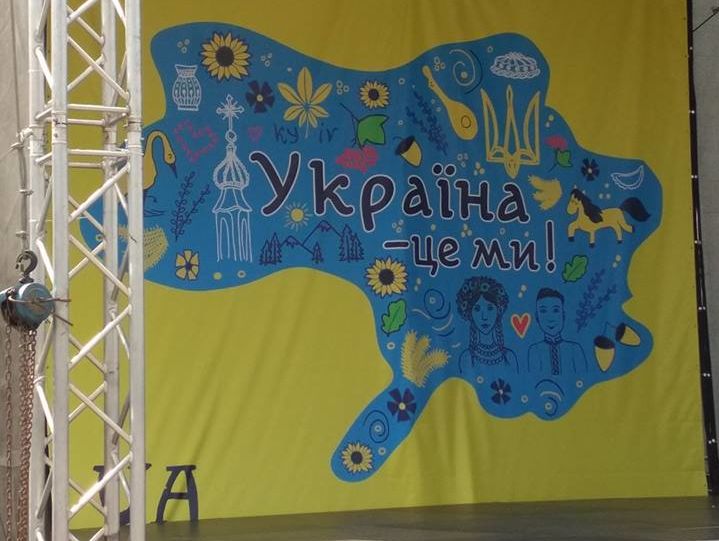﻿У Броварах на сцену для заходів до Дня Незалежності повісили карту України без Криму